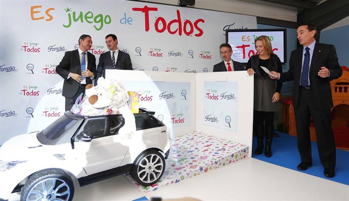 Las autoridades en un momento de la inauguración de la fábrica de Famosa