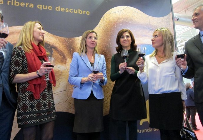 Alicia García en el stand de Aranda de Duero (Intur)