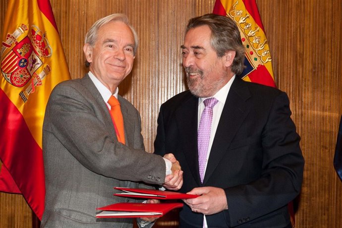 Belloch firma un acuerdo con el presidente de la OEI, Álvaro Marchesi