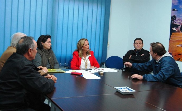 Arcas (centro) en la reunión con responsables de Aplico