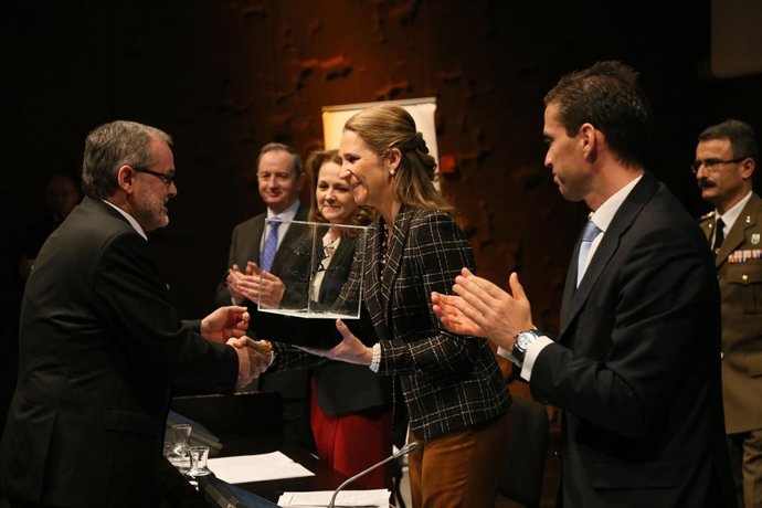 La infanta Elena entrega el premio a Ángel Pazos