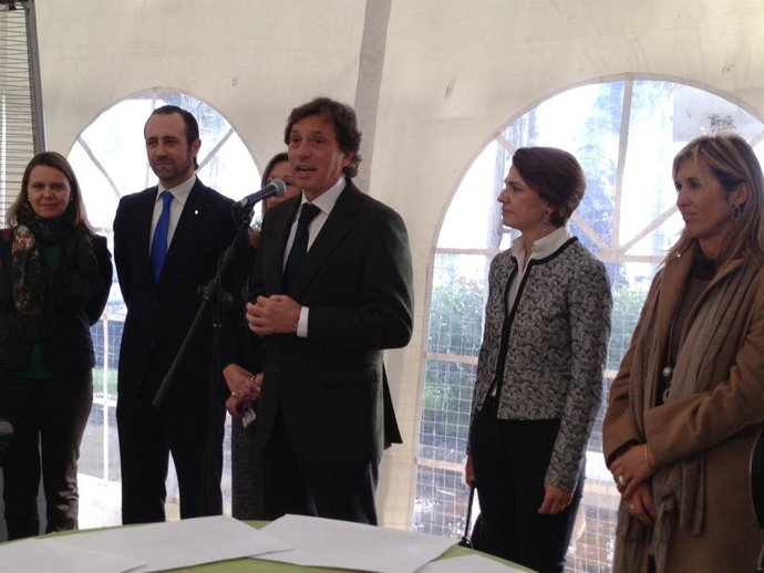 Las autoridades en la presentación del rastrillo solidario