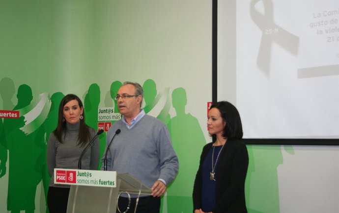 Durán (centro), entre Romero y Crespín, durante el acto en la sede del PSOE