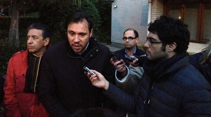 Óscar Puente atiende a los medios de comunicación