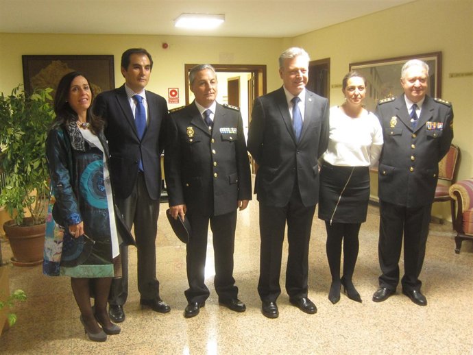 El comisario Leoncio Lorente (centro) en el acto de su toma de posesión