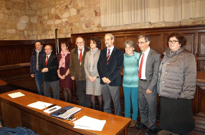 El candidato Daniel Hernández Ruipérez, junto al nuevo equipo.       