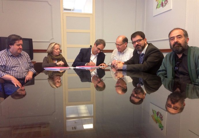 Firma del acuerdo por el que  Burjassot adquiere la Biblioteca de Estellés