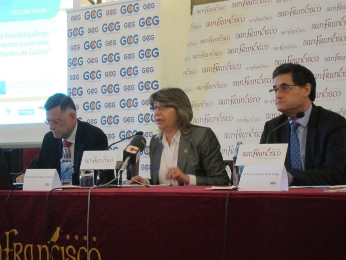 La c onselleira de Medio Rural, en el centro