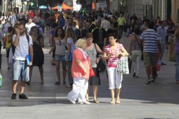 Gente comprando por el centro de Madrid