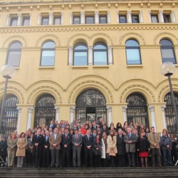 Diputados y miembros del Gobierno contra la violencia de género