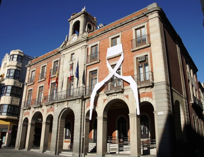 Imagen del Ayuntamiento de Zamora con un lazo blanco