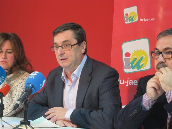 José Luis Centella (centro), junto a Juana de Dios Peragón y Luis Segura.