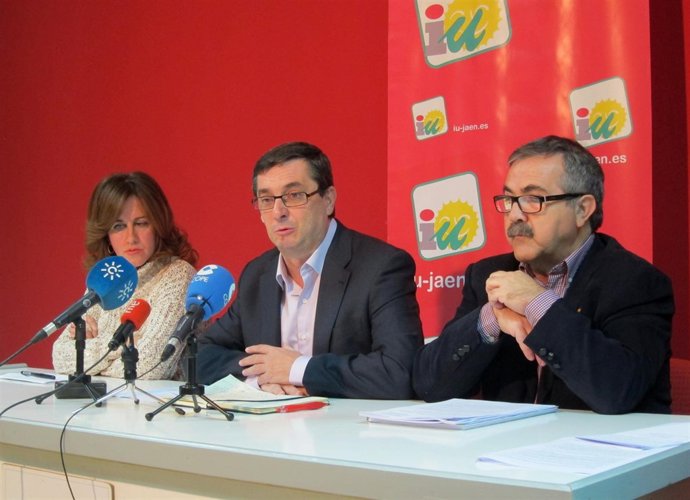 Juana de Dios Peragón, José Luis Centella y Luis Segura, en la rueda de prensa.