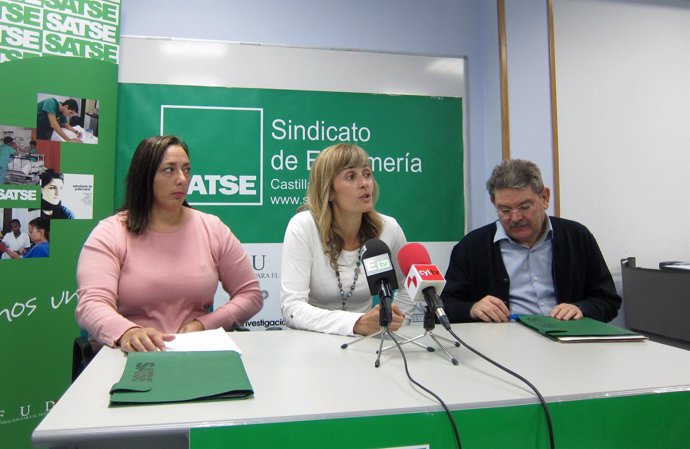 Silvia Sáez, en el centro, durante la rueda de prensa de Satse