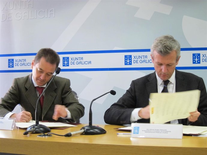Manuel Almenar y Alfonso Rueda firman el convenio 