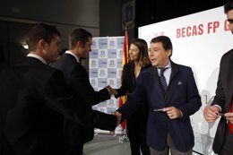 González entrega la acreditación de becas de FP de grado superior