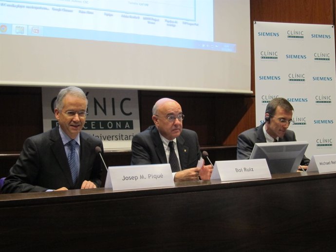 J.M.Piqué (H.Clínic), B.Ruiz (conceller Salud) y M.Reitermann (Siemens)