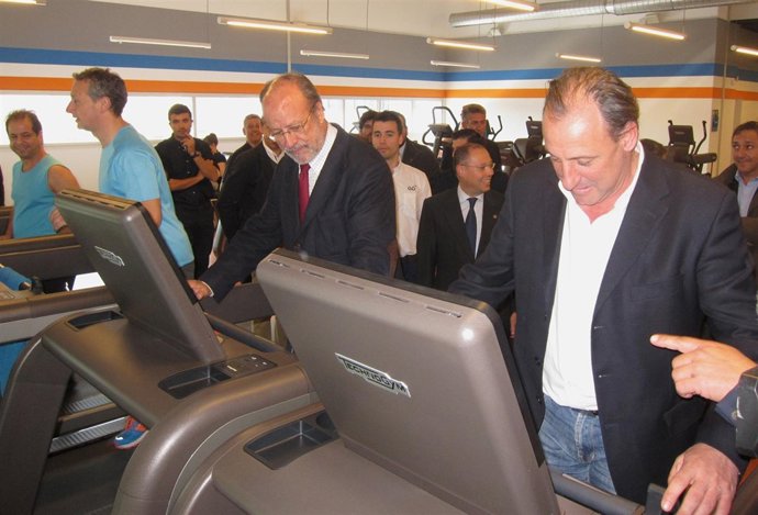 León de la Riva, junto a Fermín Cacho en el centro deportivo GO Fit