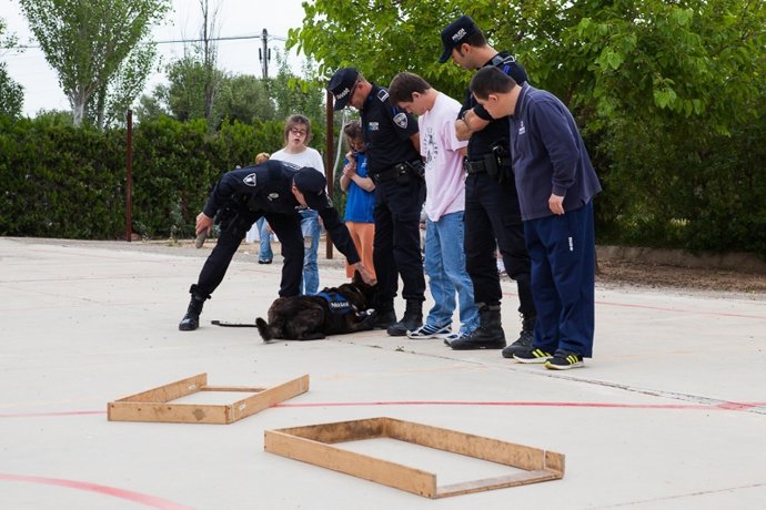 Visita a ASNIMO de la sección canina de la policia Local