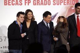 Ignacio González y Lucía Figar en la entrega de becas directas a alumnos de FP