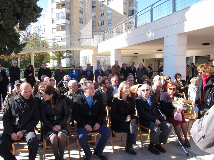 La alcaldesa de Alicante sentada a la derecha de Antonio Valls