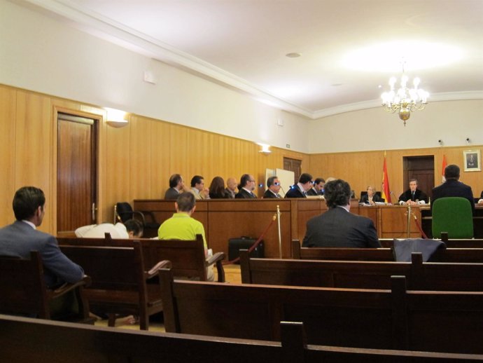 Los seis imputados durante el juicio en la Audiencia de Valladolid.