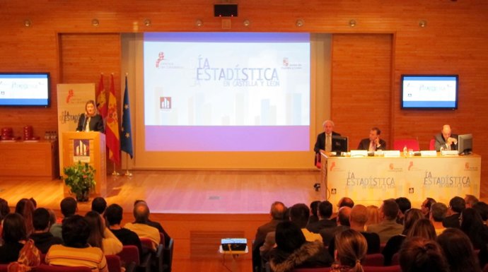 Pilar del Olmo (izq)