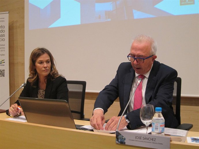 La concejal Ana M. Labella y el consejero de Economía, José Sánchez Maldonado 
