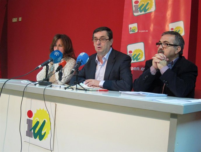 José Luis Centella (centro), con Juana de Dios Peragón y Luis Segura.