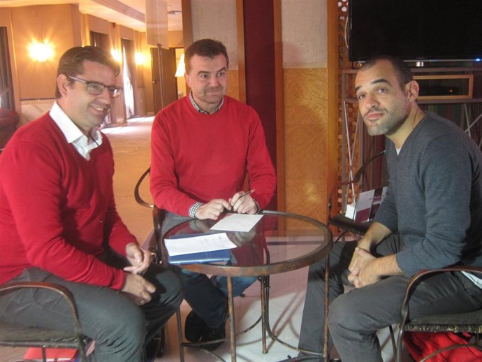Antonio Maíllo en el centro junto con Pedro García y José Manuel Mariscal