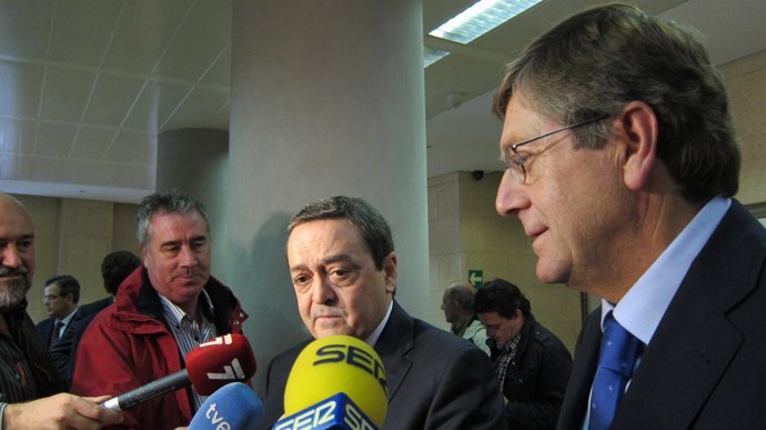 Bernal junto al presidente de la Croem contesta a preguntas de los medios