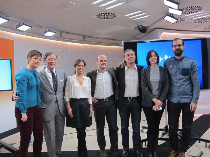 Ignacio Corrales, con algunos presentadores de la TVE y responsables de la app