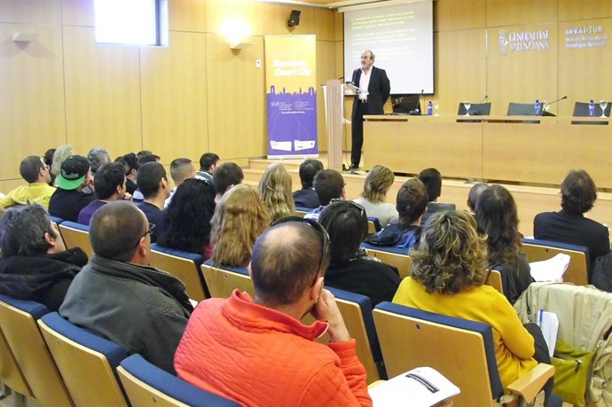 El profesor Mazón presenta el informe sobre la gastronomía de Benidorm