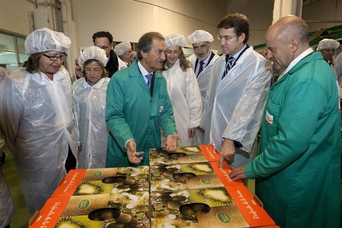 Alberto Núnez Feijóo y Rosa Quintana visita fábrica de kiwis en Ribadumia