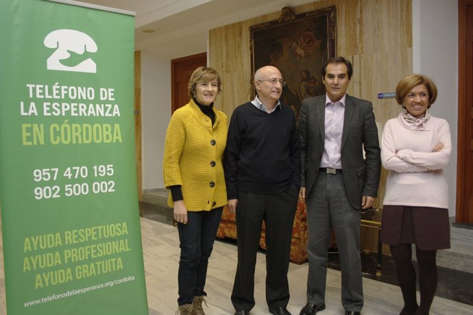 José Antonio Nieto junto,Mª Jesús Botella y representantes de Teléfono Esperanza