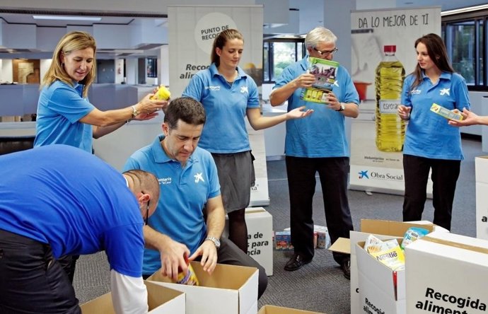 Voluntarios en la recogida de alimentos