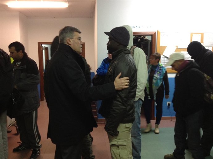 Fernández de Moya conversa con un usuario del dispositivo de inmigrantes.