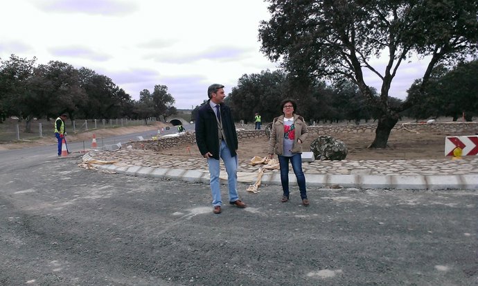 Lorite y Sánchez junto a la glorieta de acceso a la estación