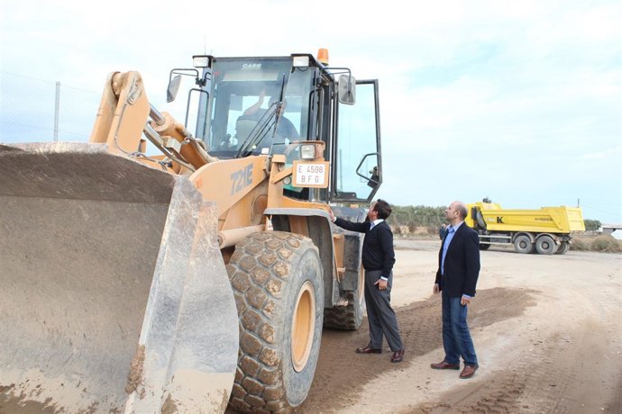 El alcalde de El Ejido conversa con uno de los operarios que reparan un camino 