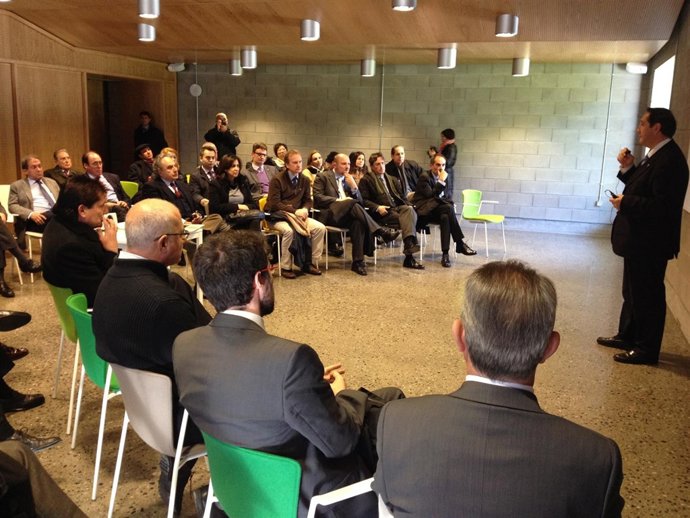 El conseller de Agricultura, Josep Maria Pelegrí, con 30 cónsules en Lleida.