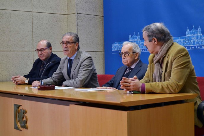 Pineda interviene junto a García Baena en la rueda de prensa