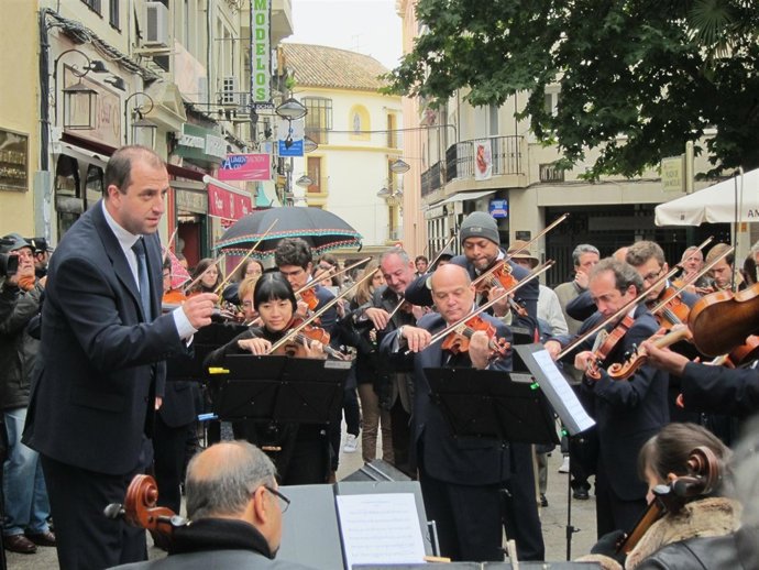 La Orquesta de Córdoba tocando ante la Delegación del Gobierno andaluz