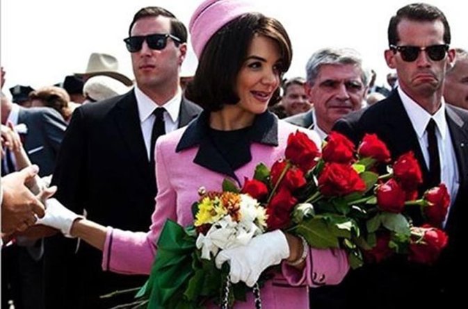 Katie Holmes como Jackie Kennedy