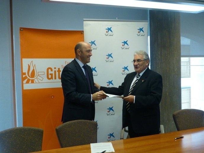 Firma del convenio entre La Obra Social La Caixa y Secretariado Gitano