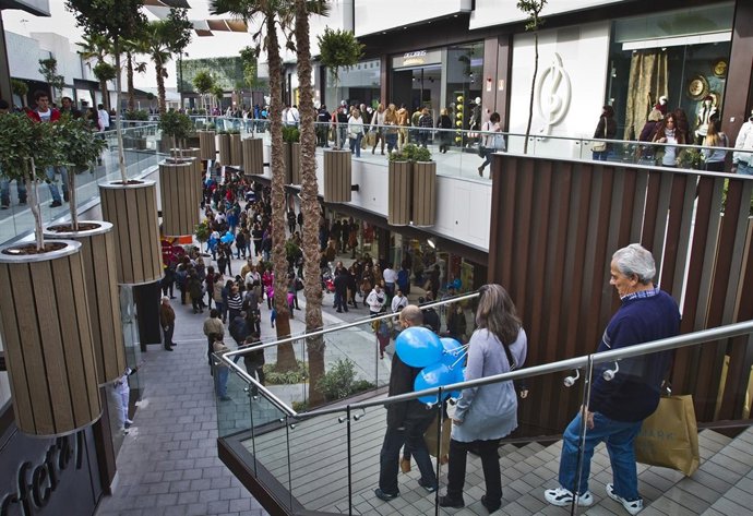 Apertura del centro comercial Holea. 