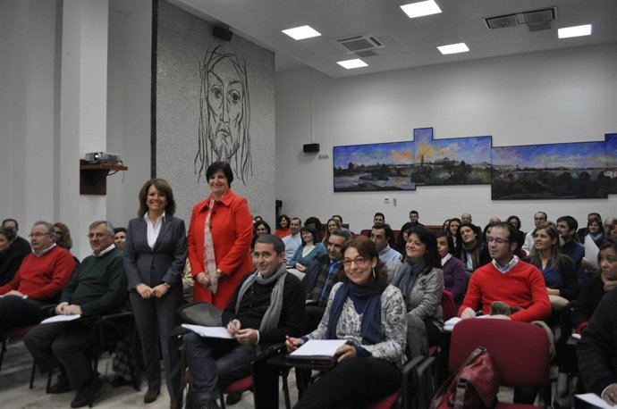 Gómez (de pie, izda.) con los directores de las Etcote