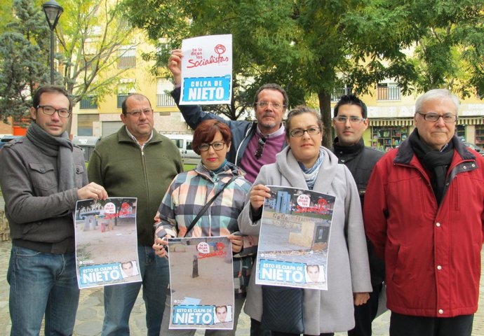 Vecinos de Fátima y dirigentes del PSOE con los carteles de la campaña