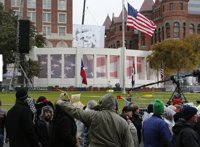 EEUU.- Cientos de personas acuden en Dallas al inicio de la conmemoración del 50 aniversario de la muerte de JFK