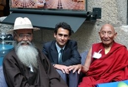 José Elías Esteve con el monje Palden Gyatsoy y el maestro Takna Jigme Sangpo.