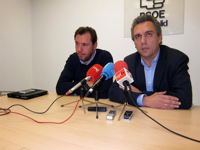 Oscar Punte y Javier Izquierdo, al término de la Ejecutiva Municipal del PSOE.
